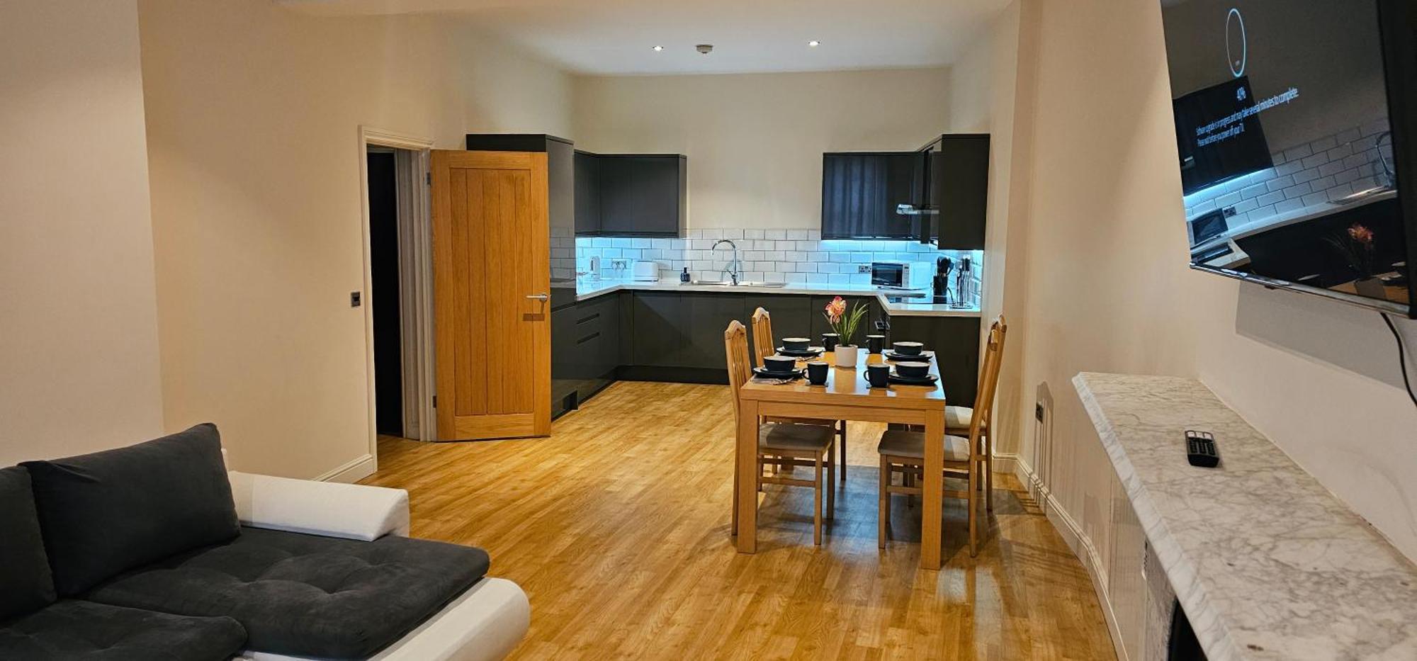 Modern 2 Bedrooms In Town Centre *