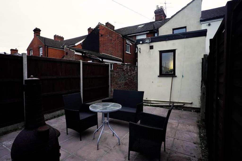 2br W/ En-suite Toilet, Town Centre Ipswich. *