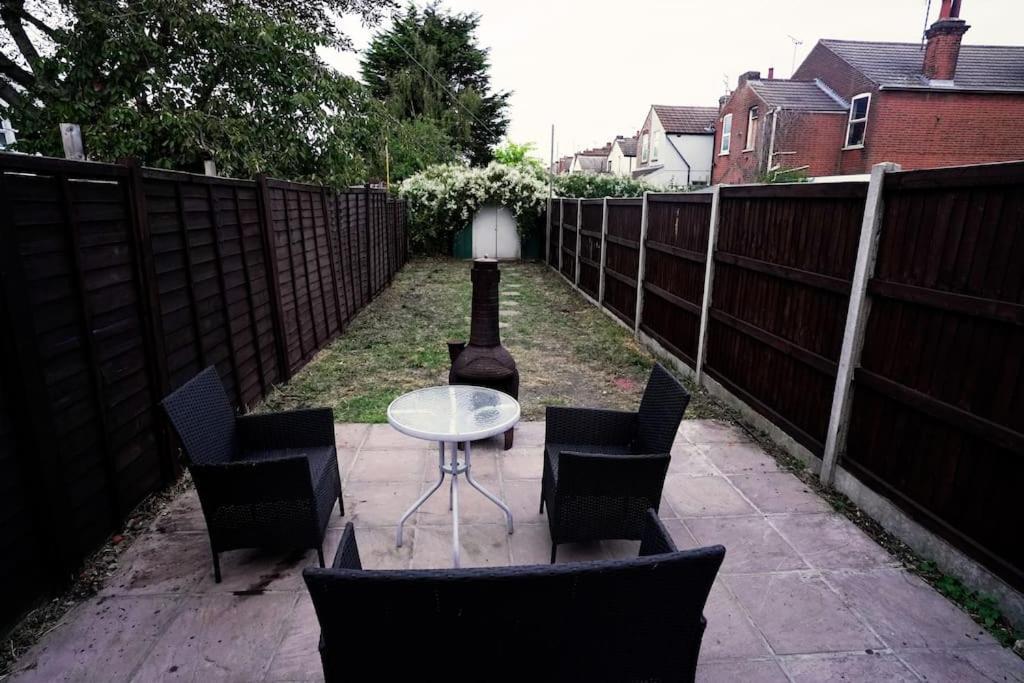 2br W/ En-suite Toilet, Town Centre Ipswich.