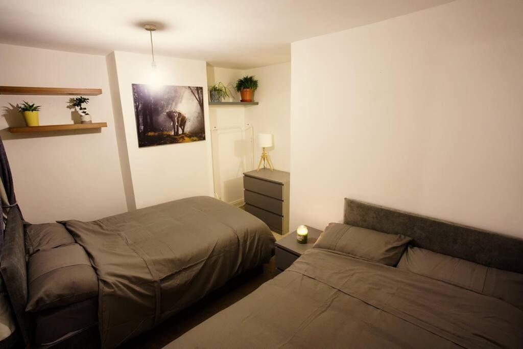 2br W/ En-suite Toilet, Town Centre Ipswich. Holiday home *