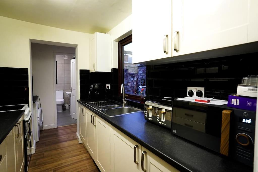 2br W/ En-suite Toilet, Town Centre Ipswich. Holiday home