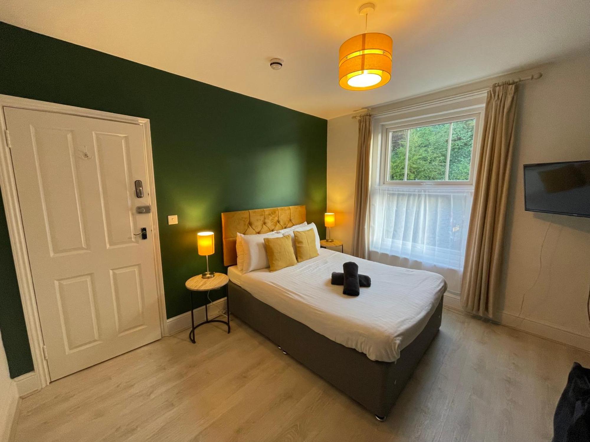In Centre House With Kitchen, Lounge, Garden *