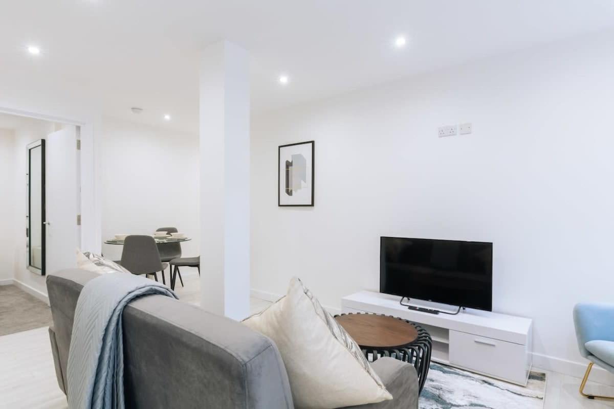 Modern 1 Bedroom In *