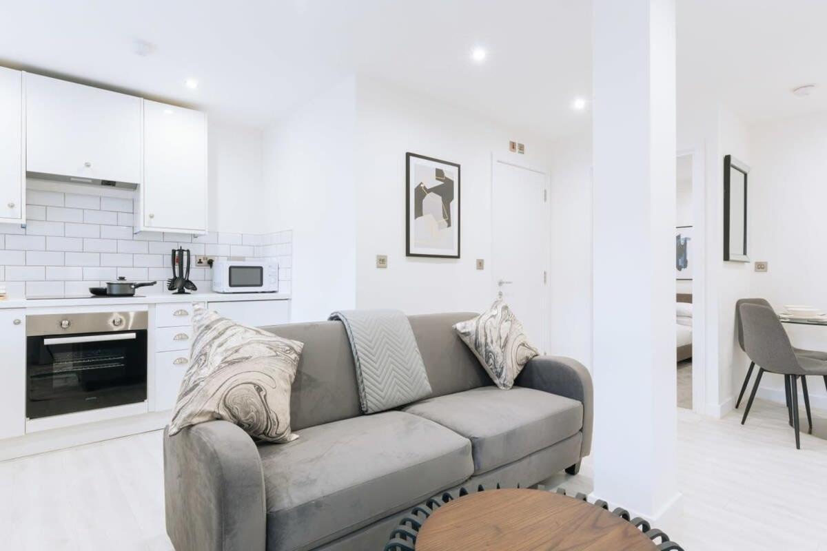 Modern 1 Bedroom In *