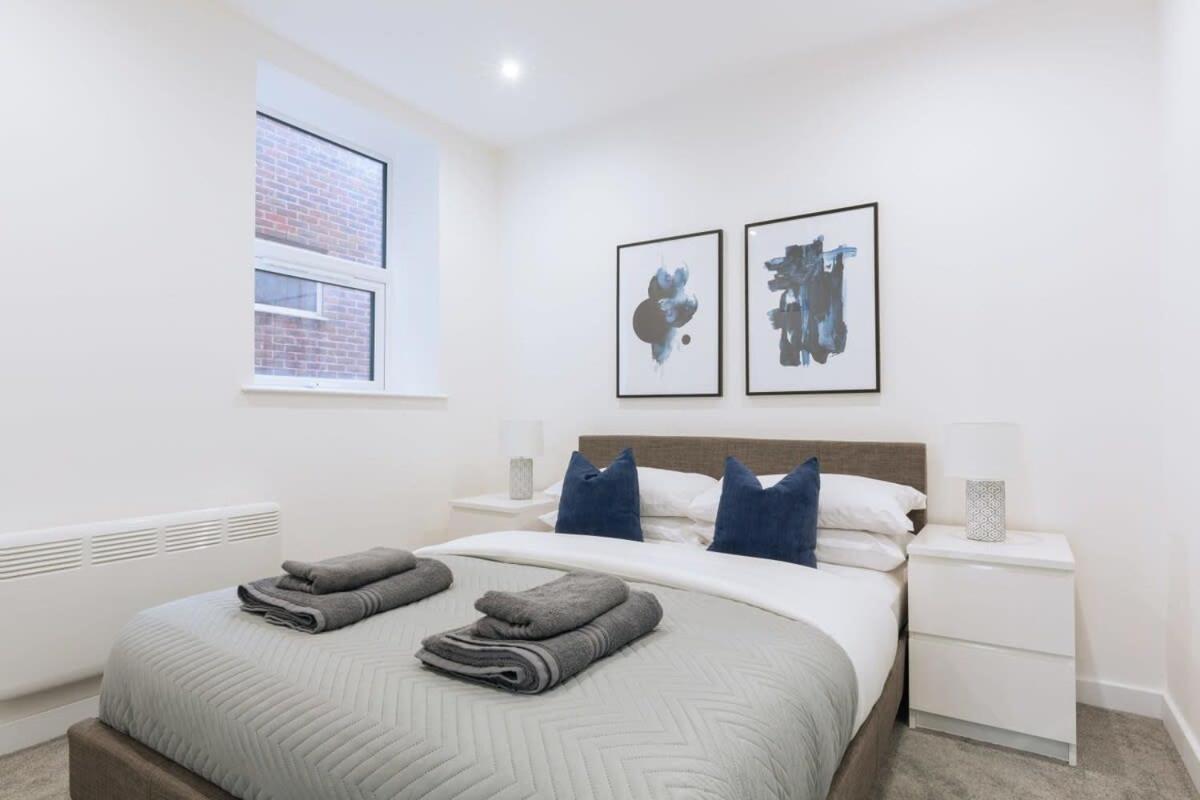 Modern 1 Bedroom In Apartment *