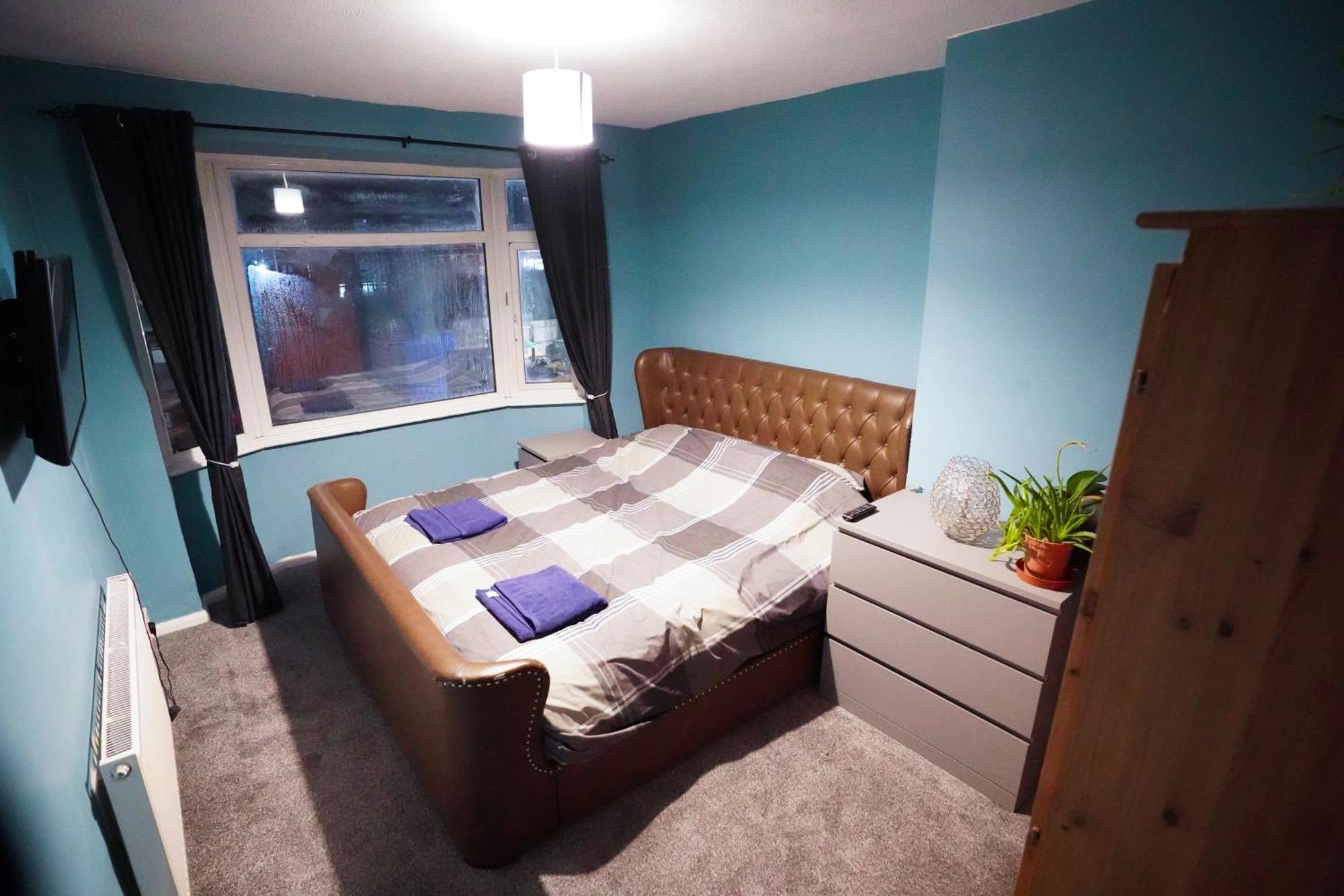 3 Bedroom By Docks. Holiday home *
