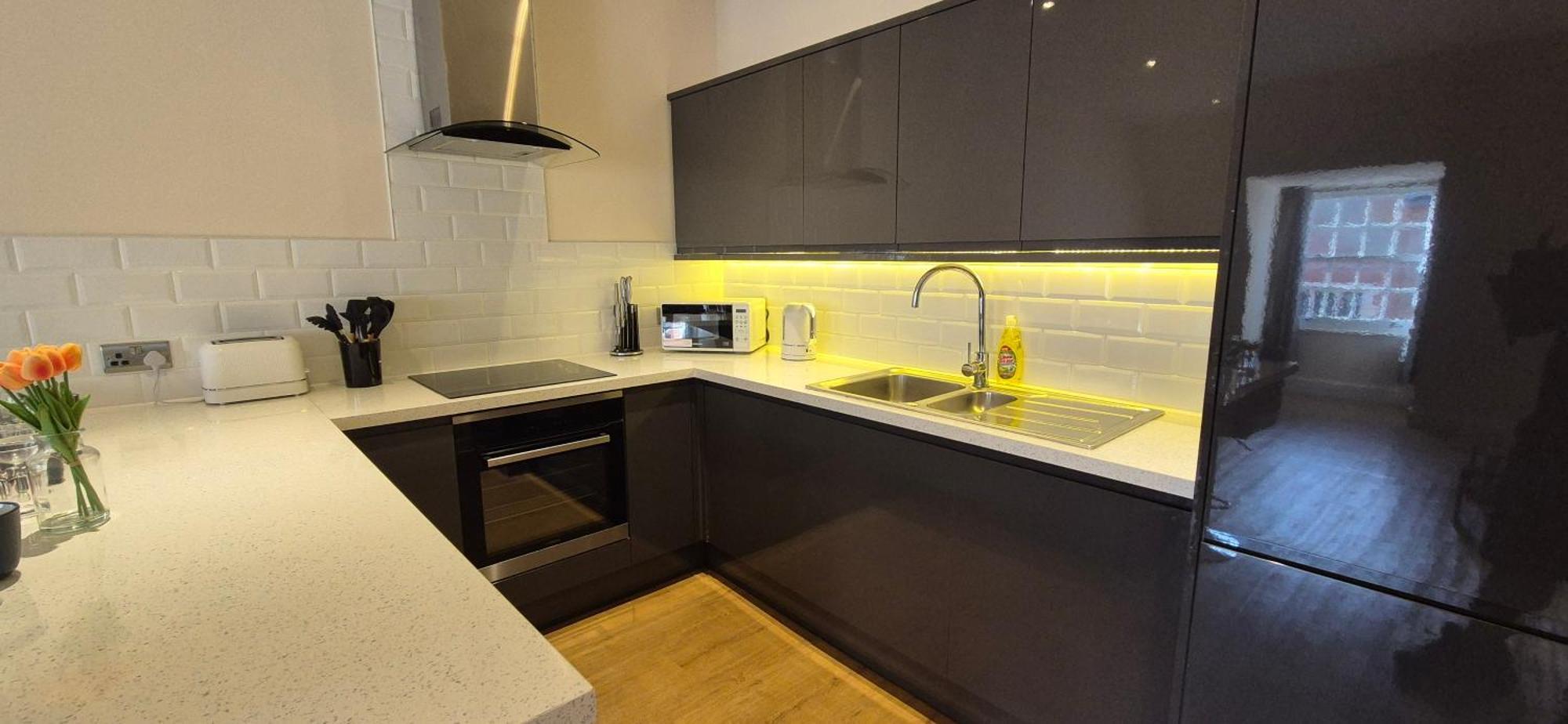 Modern Town Centre Flat 12 At Christchurch Park Apartment