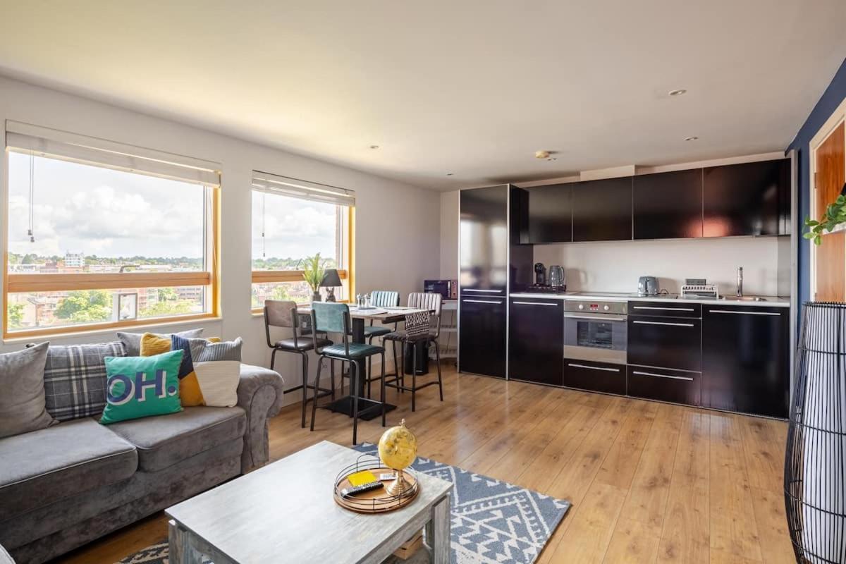 Apartment Waterfront 2 Bed With Views Over *