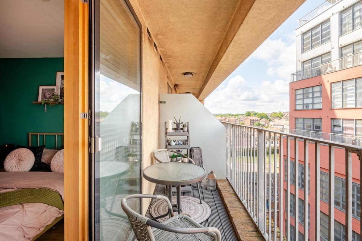 Waterfront 2 Bed With Views Over *