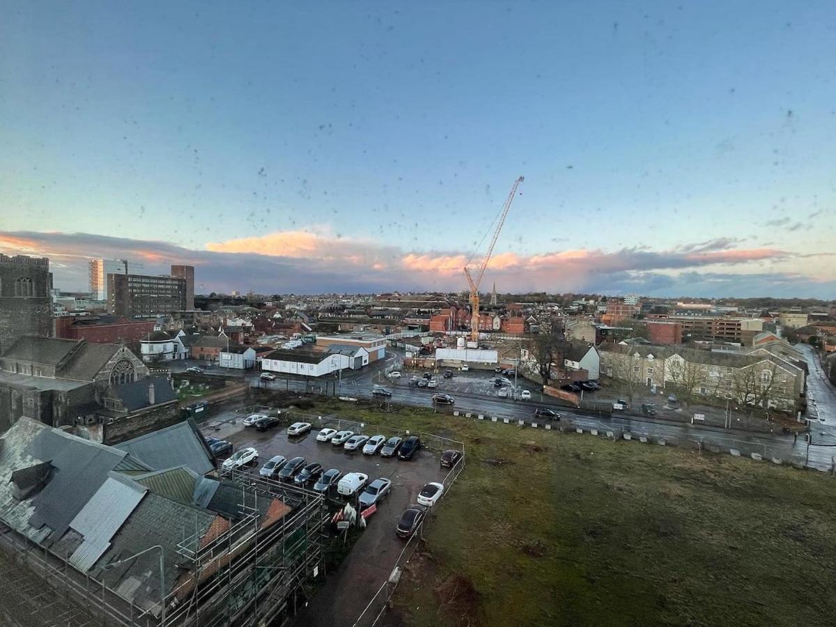 Waterfront 2 Bed With Views Over