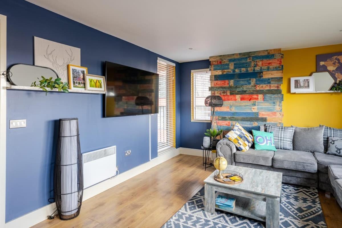Waterfront 2 Bed With Views Over Apartment *