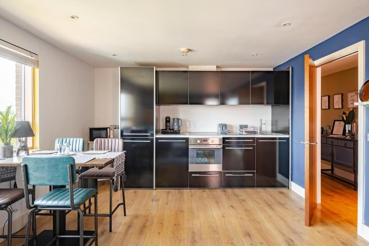 Apartment Waterfront 2 Bed With Views Over *