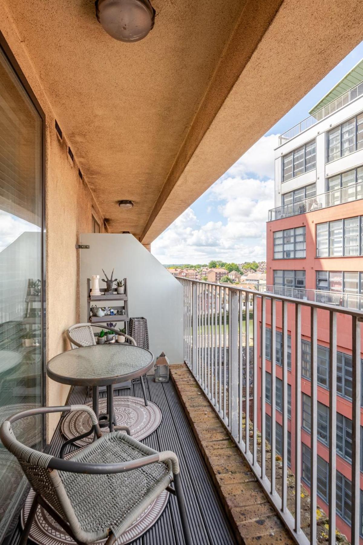 Apartment Waterfront 2 Bed With Views Over *