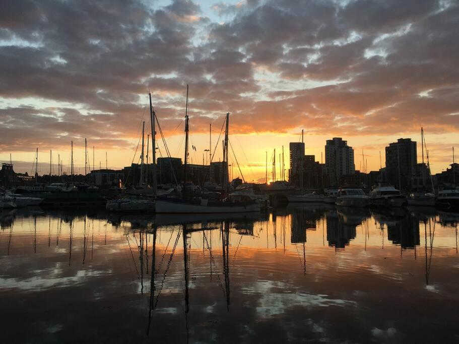 Luxury 1 Bed Marina Free Parking Apartment *