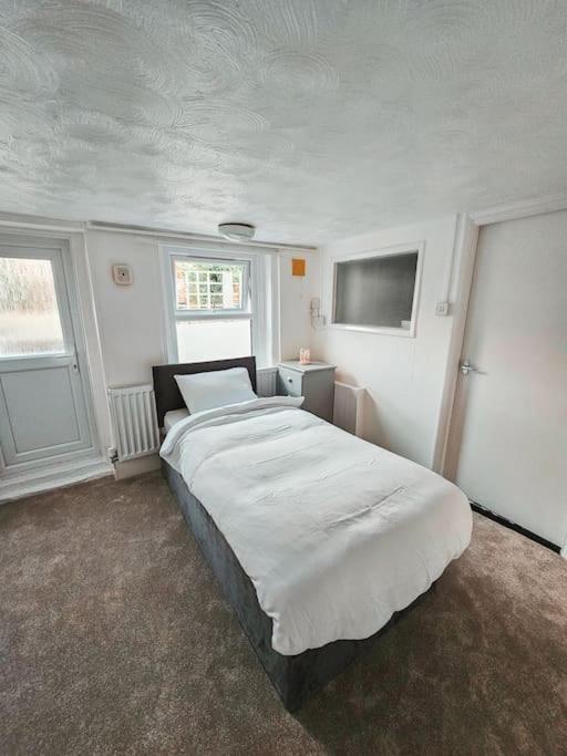 Spacious House In Apartment *