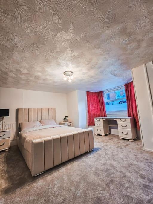 Spacious House In Apartment