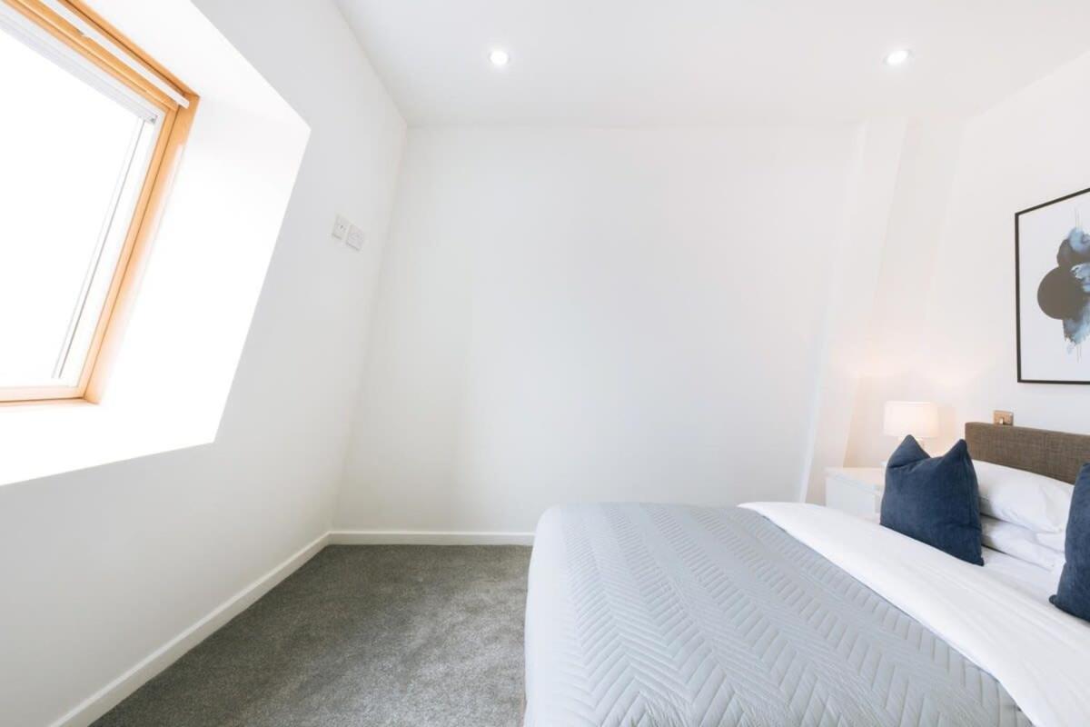 Modern 1 Bed Floor In Apartment *