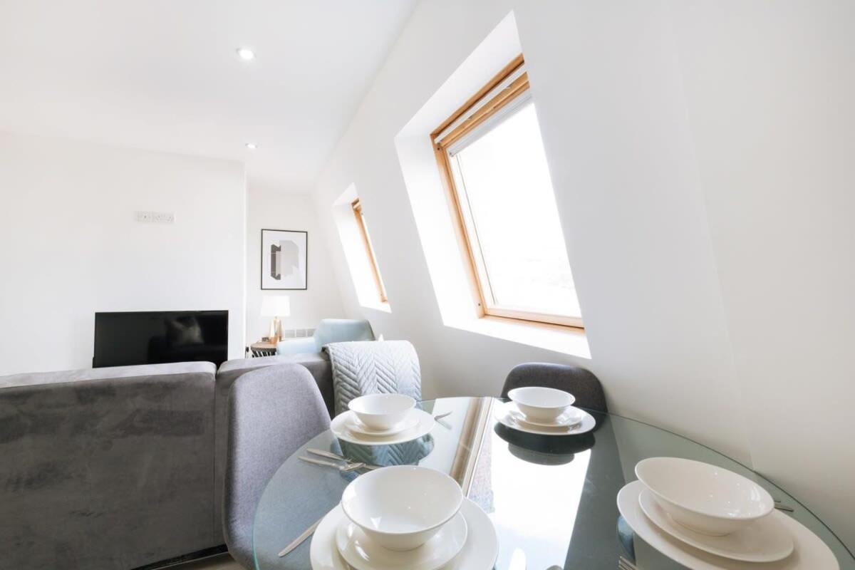 Modern 1 Bed Floor In Apartment *