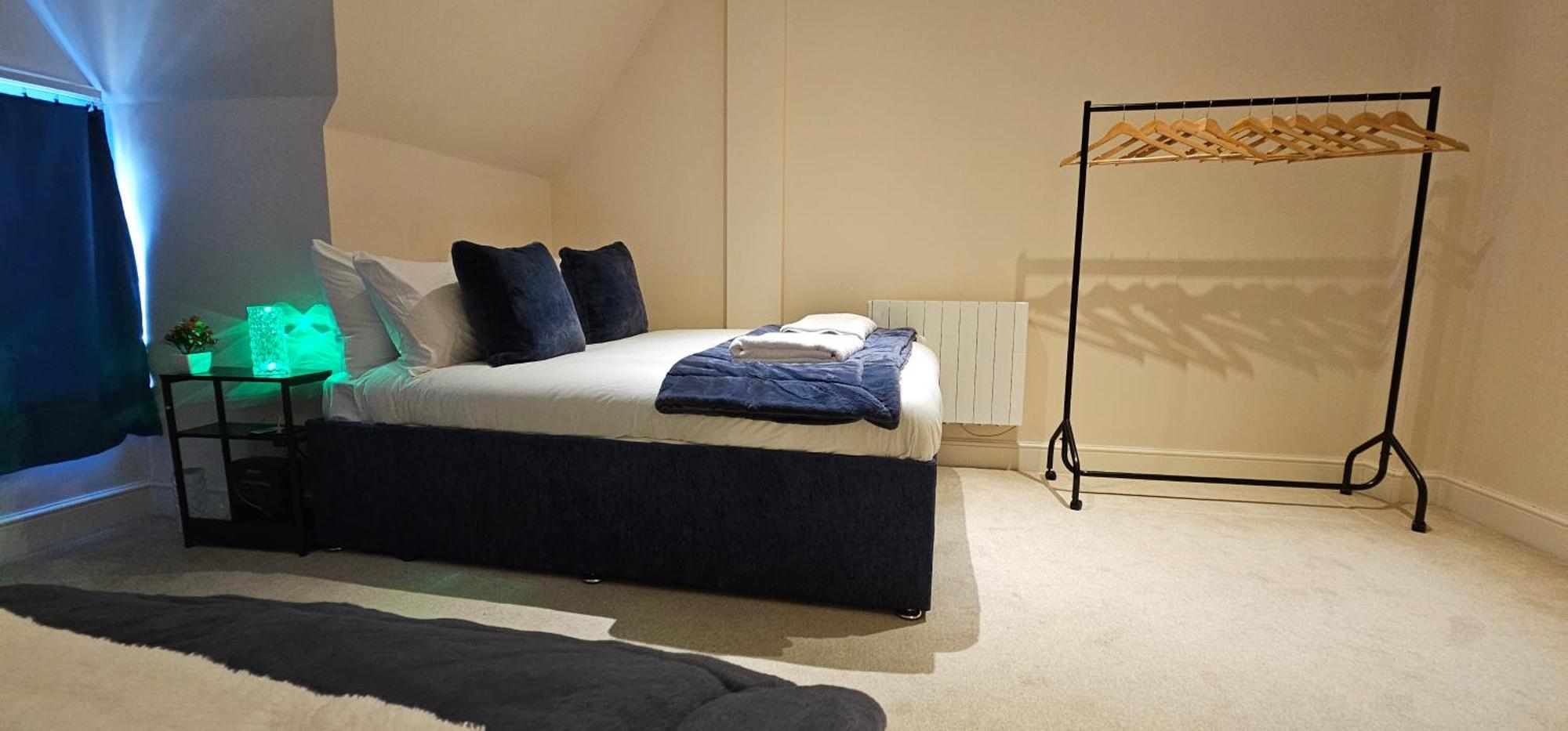 Modern Town Centre Flat 11 At Christchurch Park Apartment