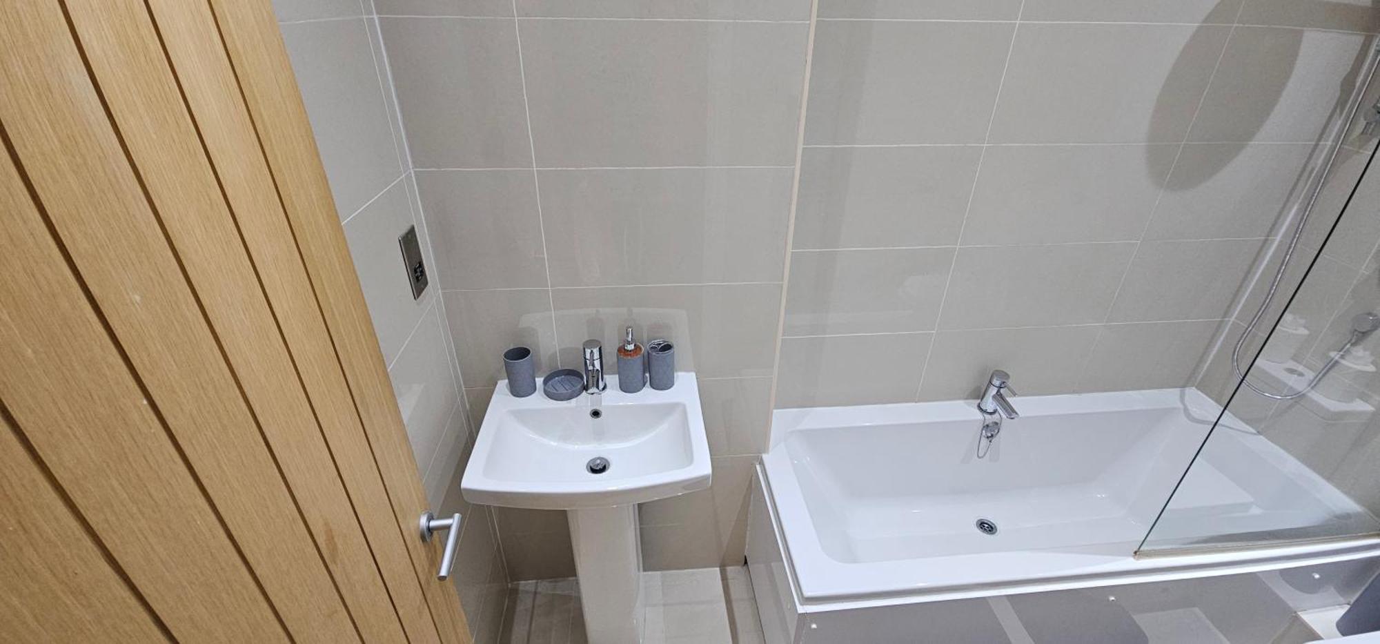 Modern Town Centre Flat 11 At Christchurch Park Apartment