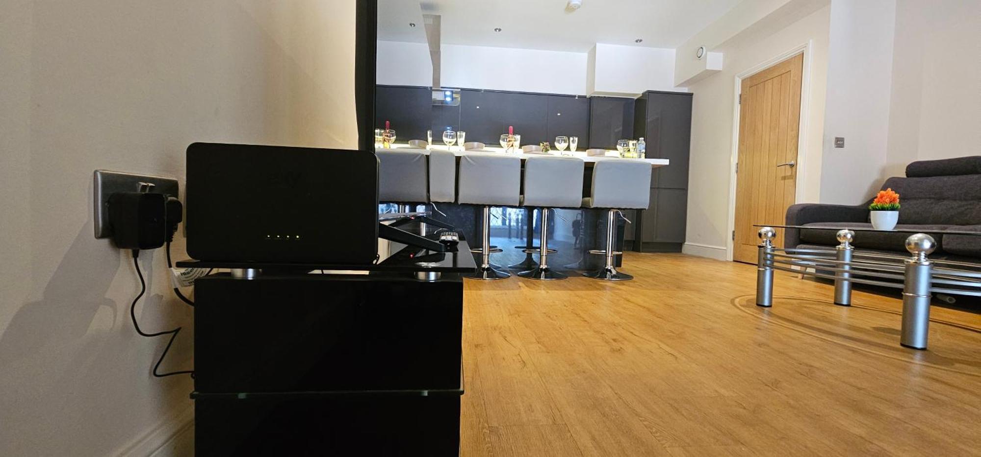 Modern Town Centre Flat 11 At Christchurch Park Apartment