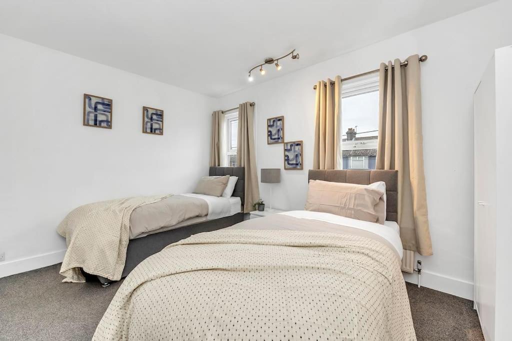 Spacious 4 Bd Modern House With Street Parking Holiday home