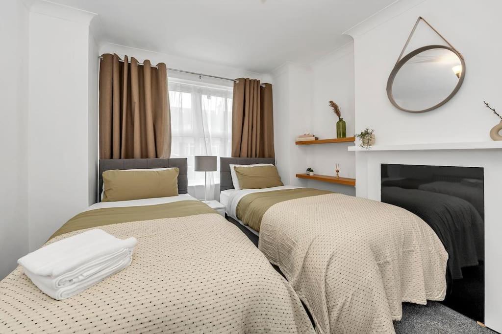 Spacious 4 Bd Modern House With Street Parking Holiday home *
