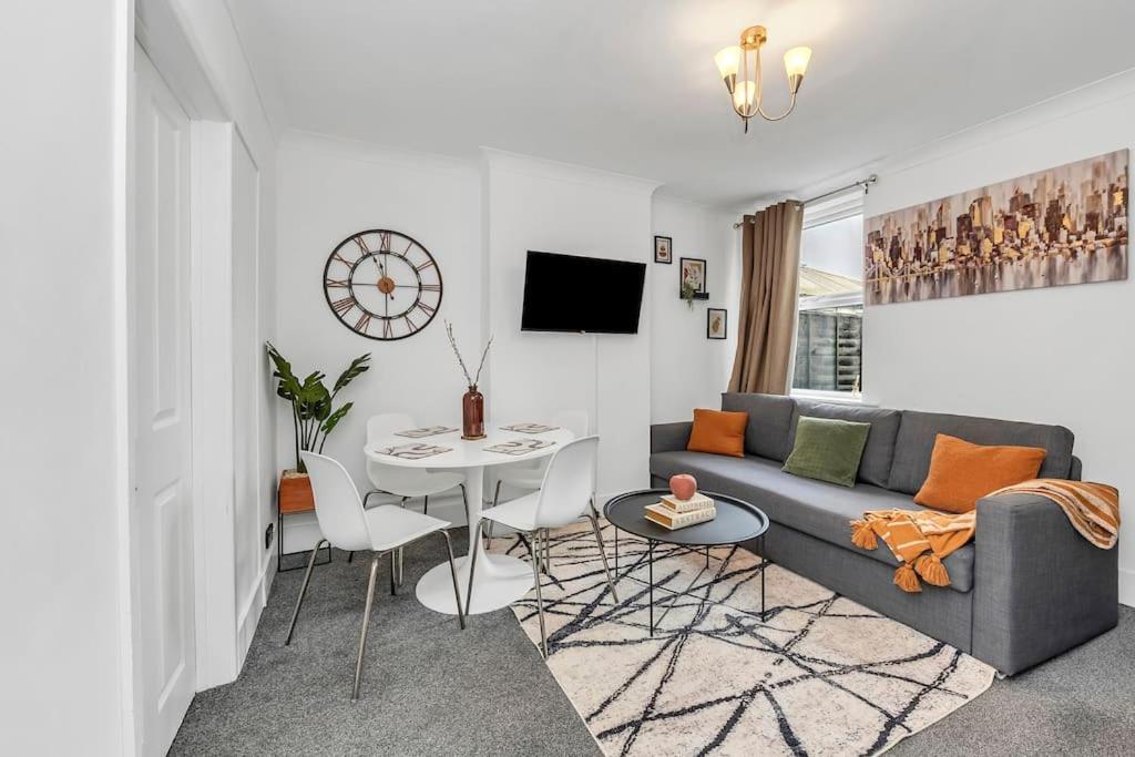 Spacious 4 Bd Modern House With Street Parking *