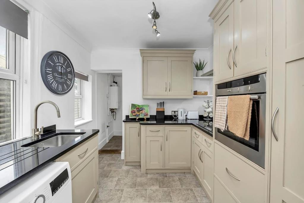 Holiday home Spacious 4 Bd Modern House With Street Parking *