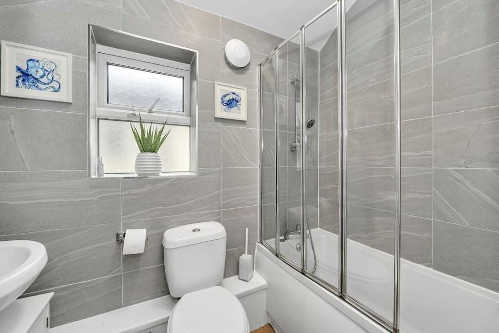 Spacious 4 Bd Modern House With Street Parking Holiday home