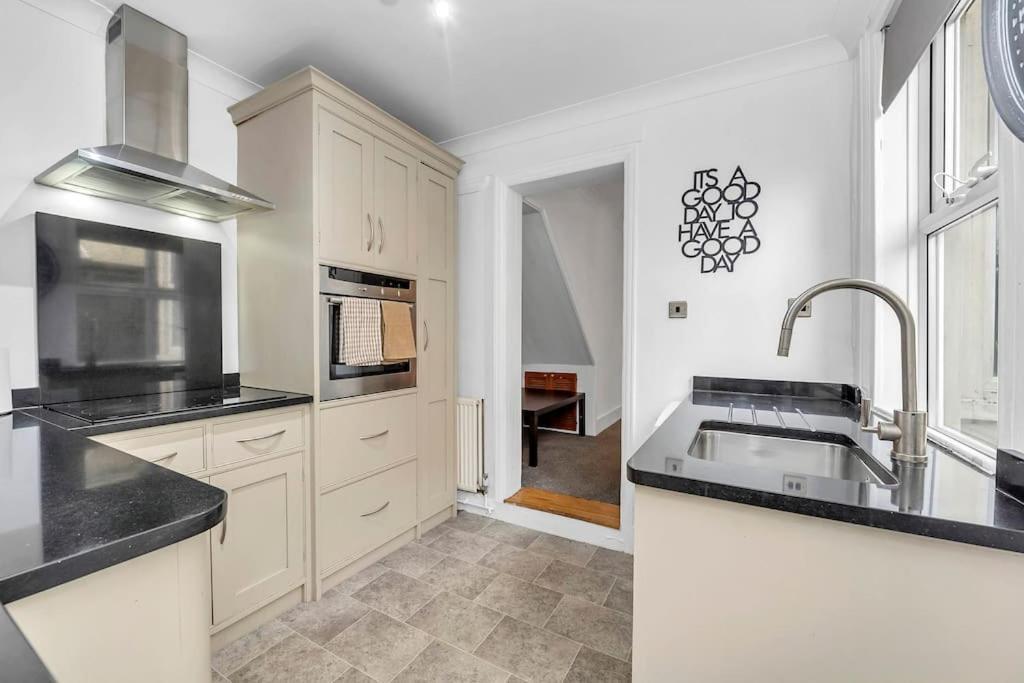 Spacious 4 Bd Modern House With Street Parking Holiday home