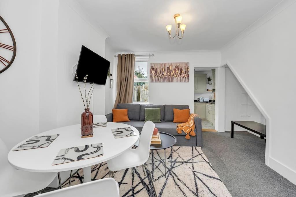 Spacious 4 Bd Modern House With Street Parking