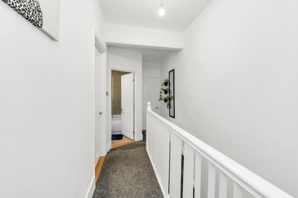 Spacious 4 Bd Modern House With Street Parking