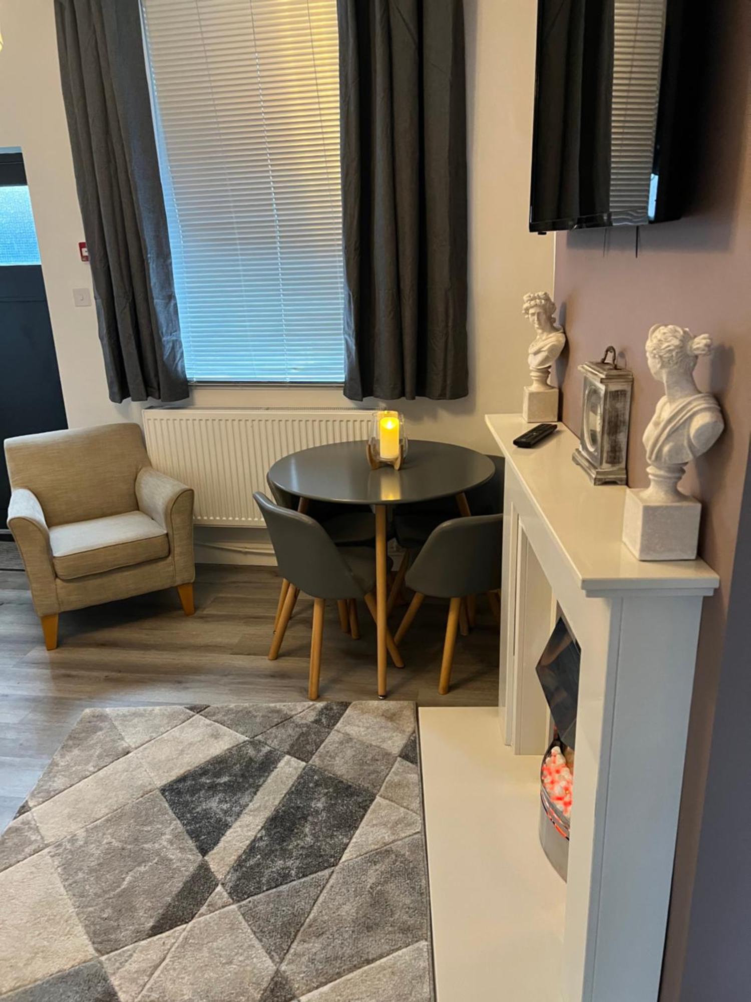 2 Bedroom Town Apartment *