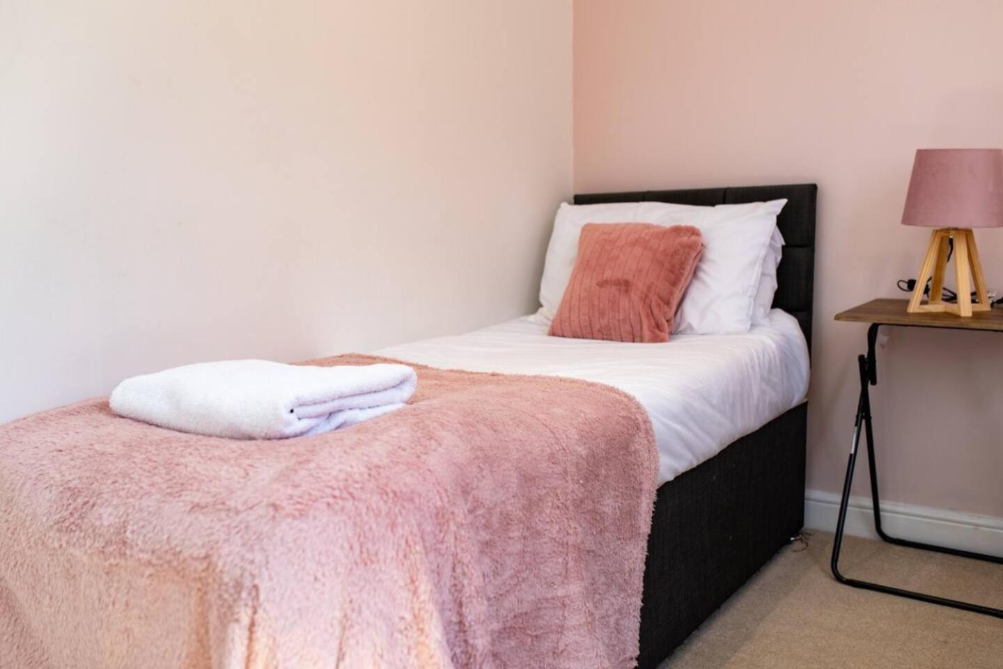 Newly Renovated Sanctuary For 4 In Charlotte House Ipswich