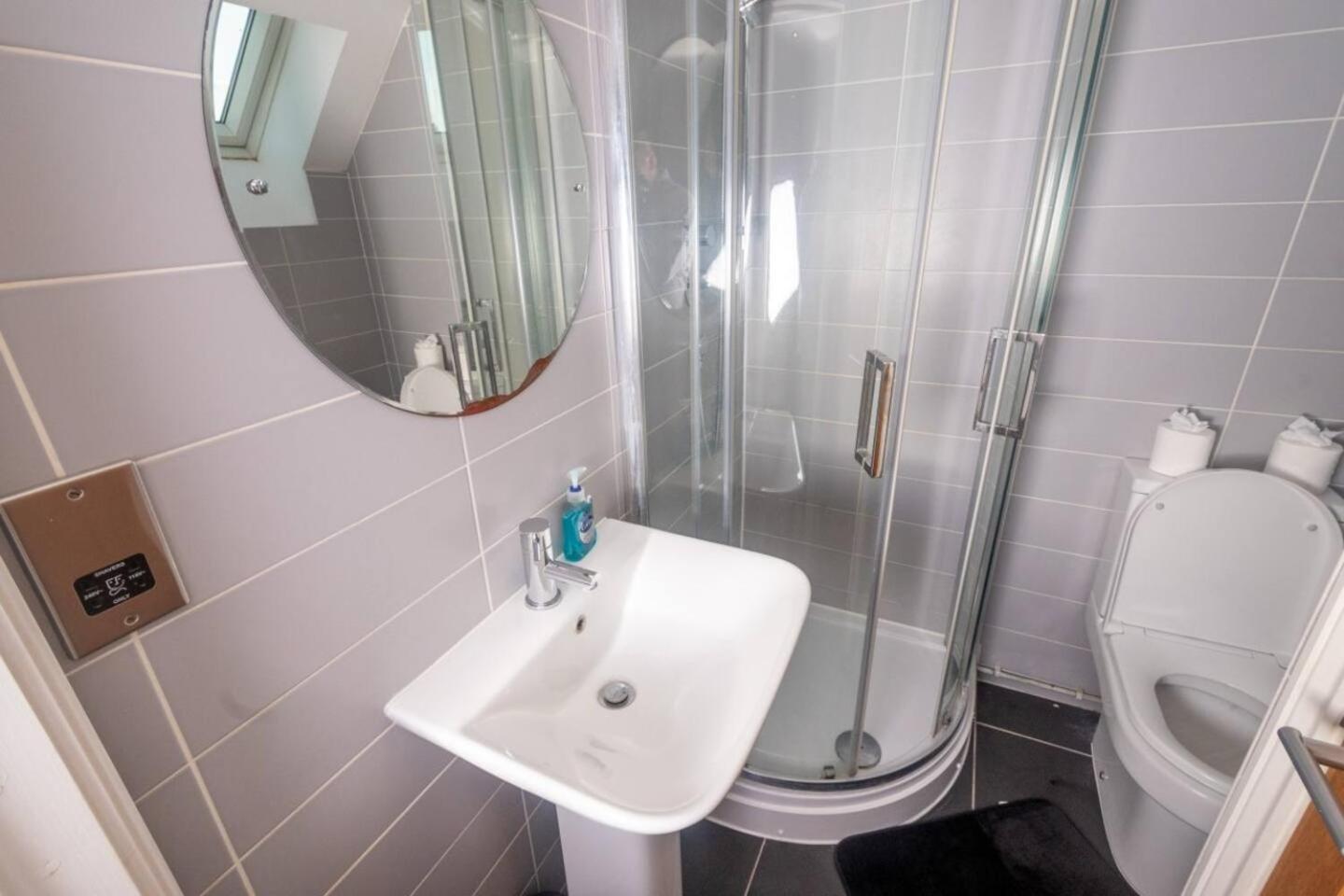 Newly Renovated Sanctuary For 4 In Charlotte House Apartment