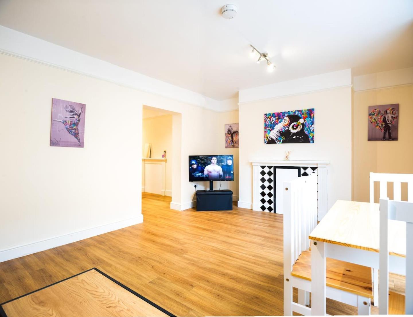 Aparthotel Cozy 4-guest Getaway In The Heart Of *