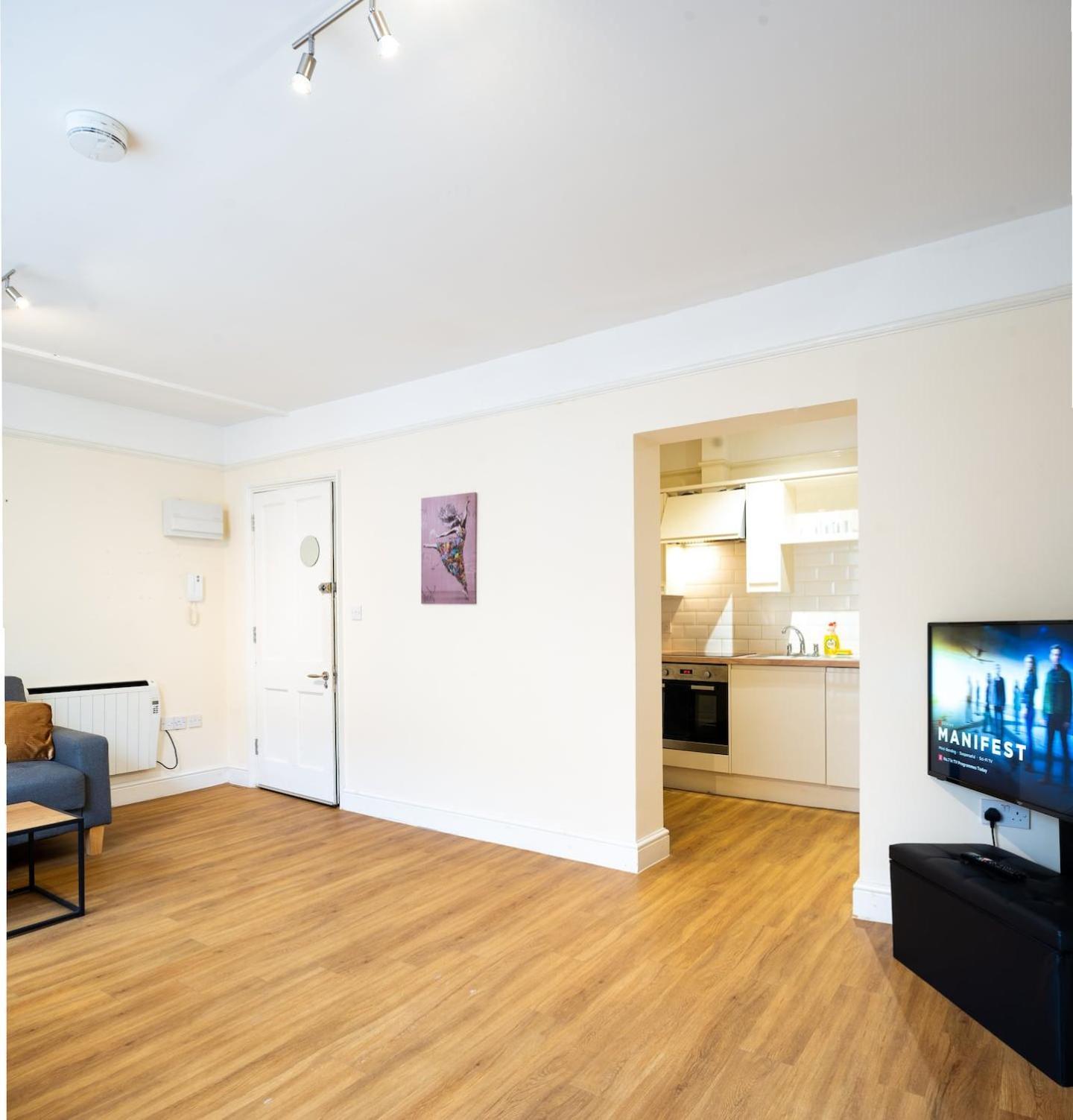 Aparthotel Cozy 4-guest Getaway In The Heart Of