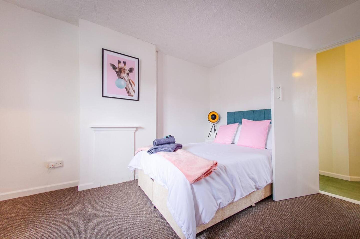 Holiday home 4 Bed - 2 Baths 1 Walk In Shower Lots Of Parking *