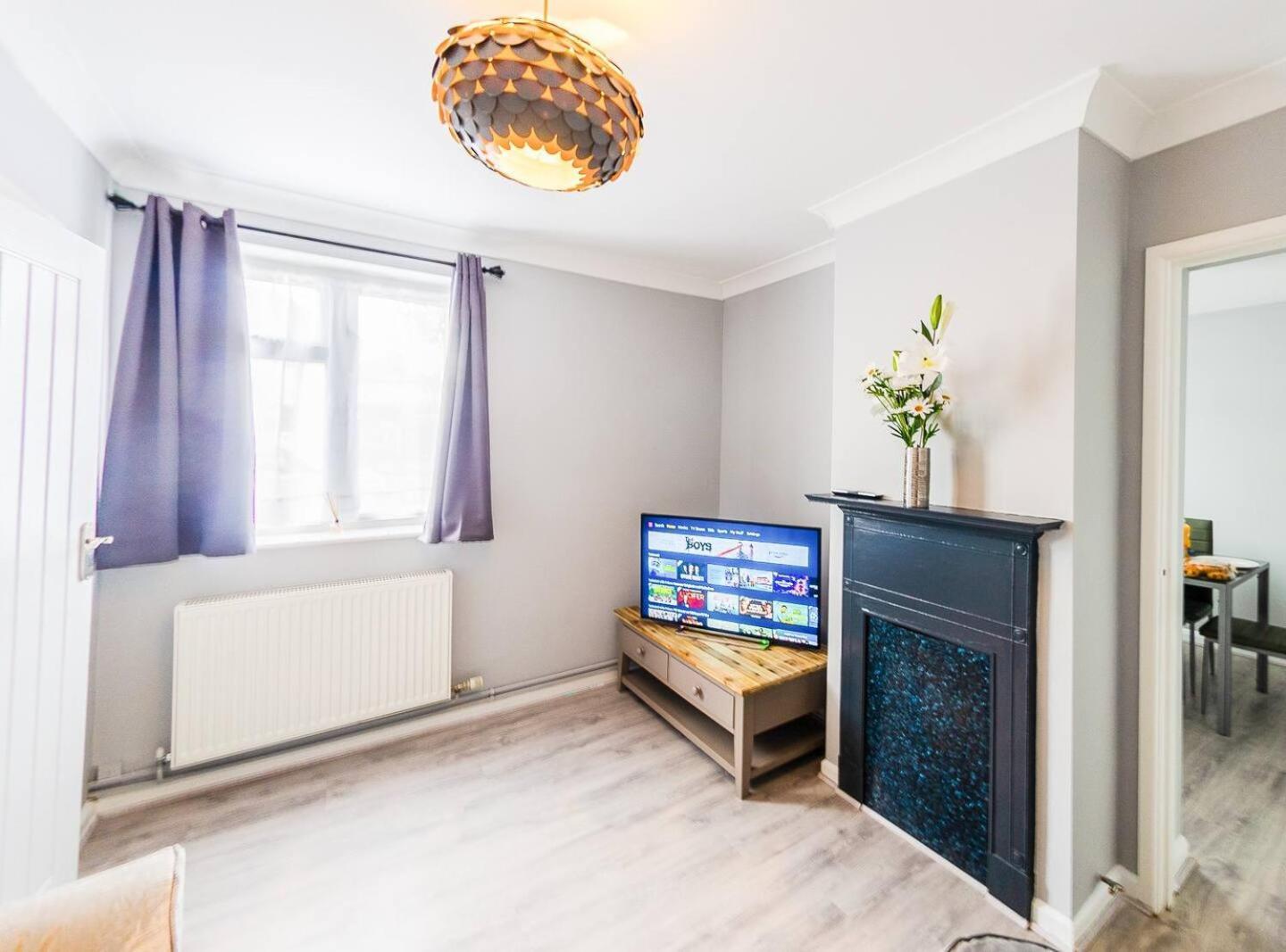 4 Bed - 2 Baths 1 Walk In Shower Lots Of Parking Holiday home Ipswich
