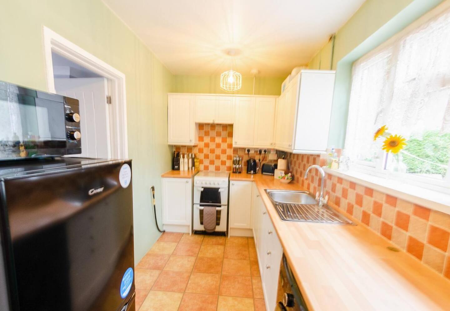 4 Bed - 2 Baths 1 Walk In Shower Lots Of Parking *