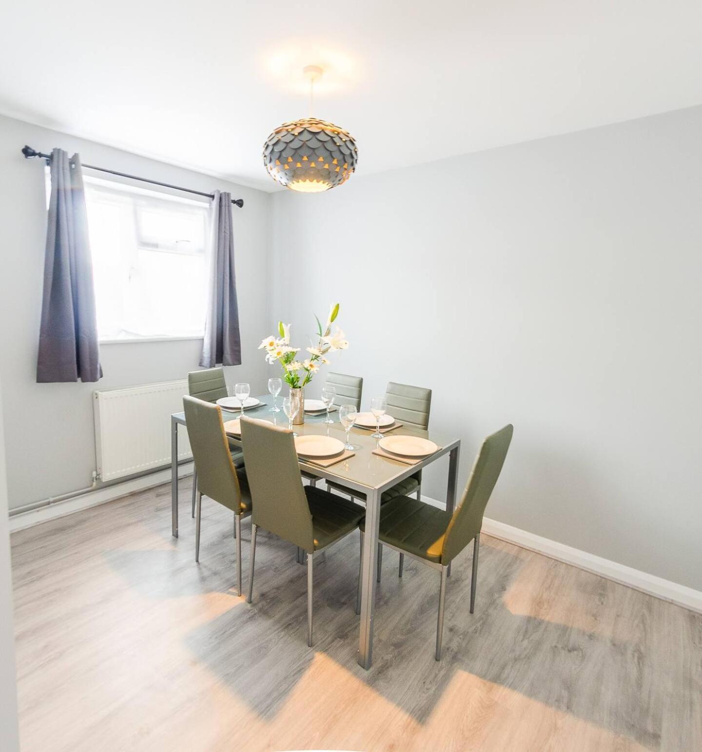 4 Bed - 2 Baths 1 Walk In Shower Lots Of Parking *