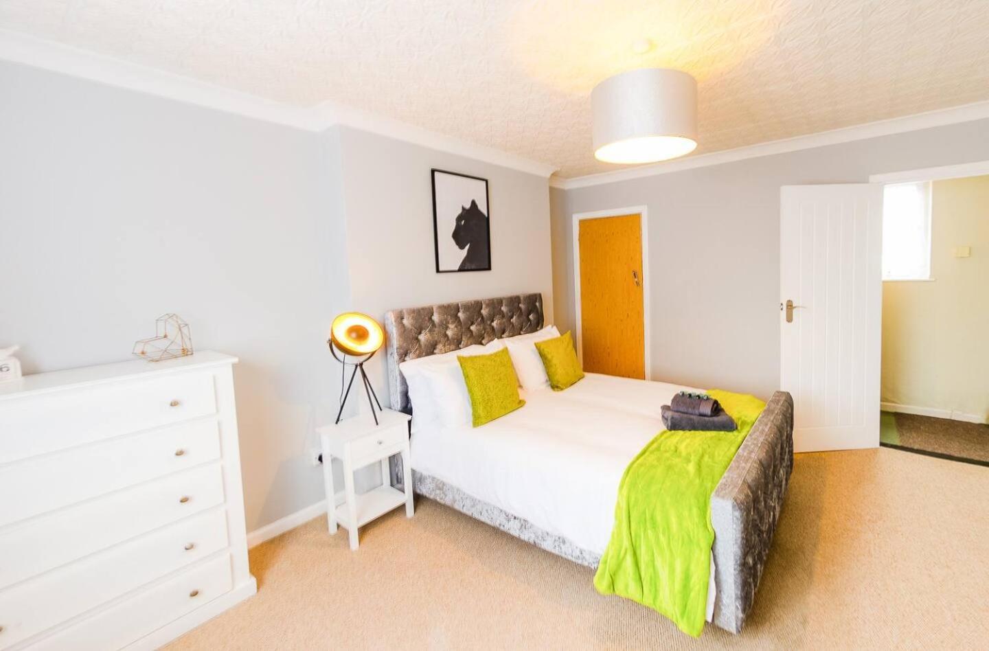 4 Bed - 2 Baths 1 Walk In Shower Lots Of Parking