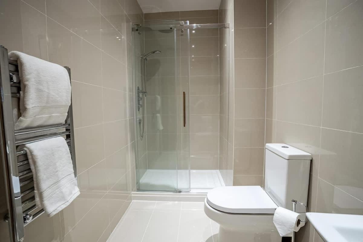 Charming 2-bed For Friends & Family In Apartment