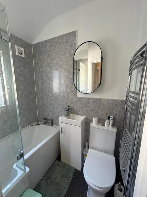 Entire 3 Bed House In Holiday home *