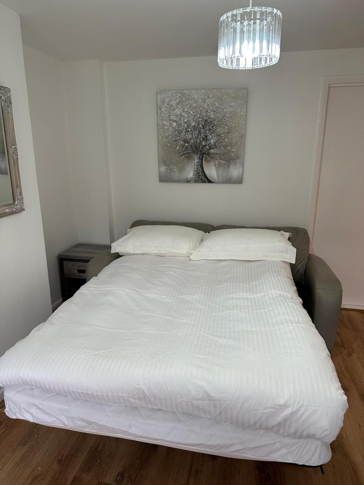Place To Up Near The Train Station, Football Stadium, Waterfront Apartment *