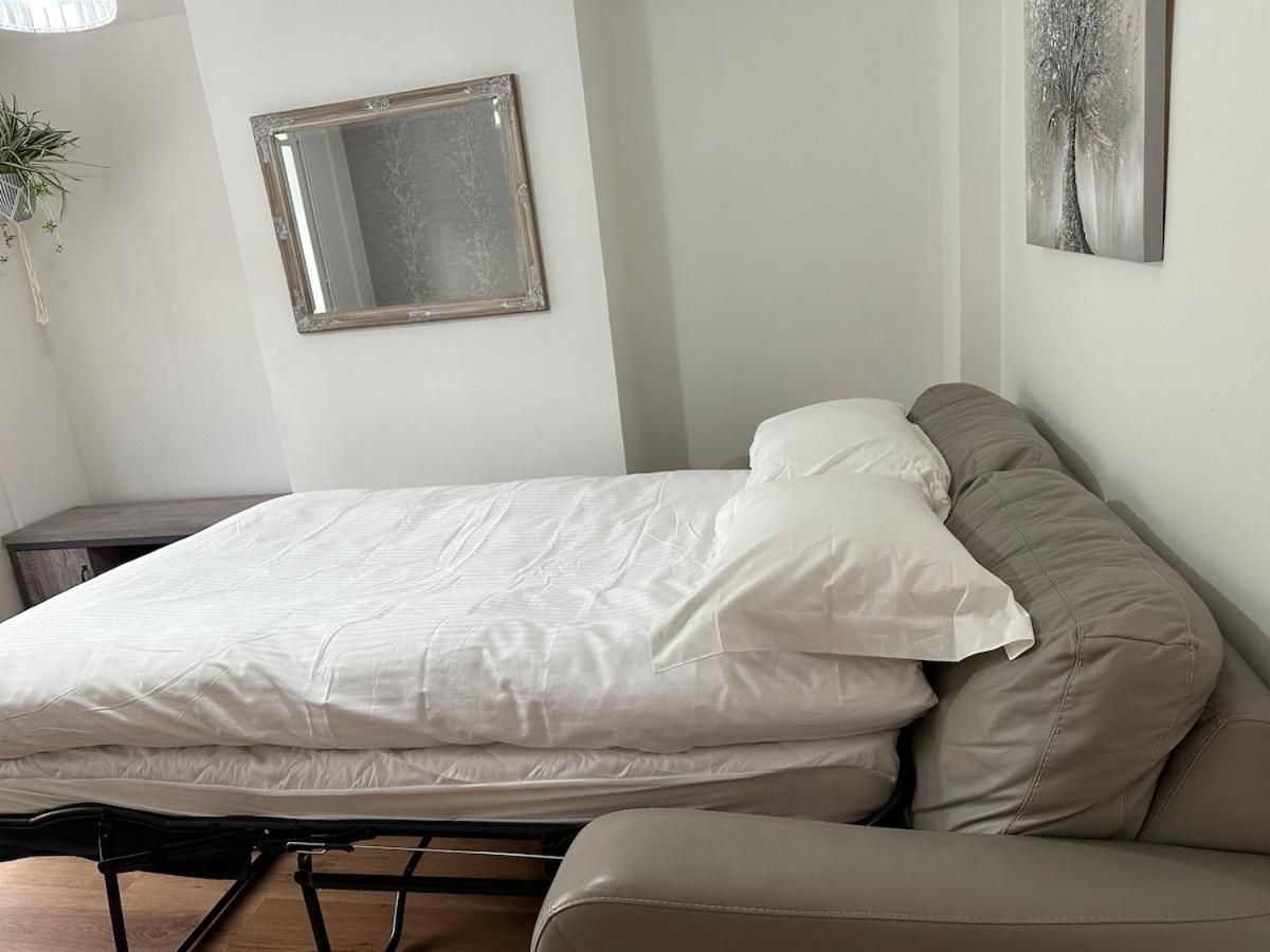 Place To Up Near The Train Station, Football Stadium, Waterfront Apartment
