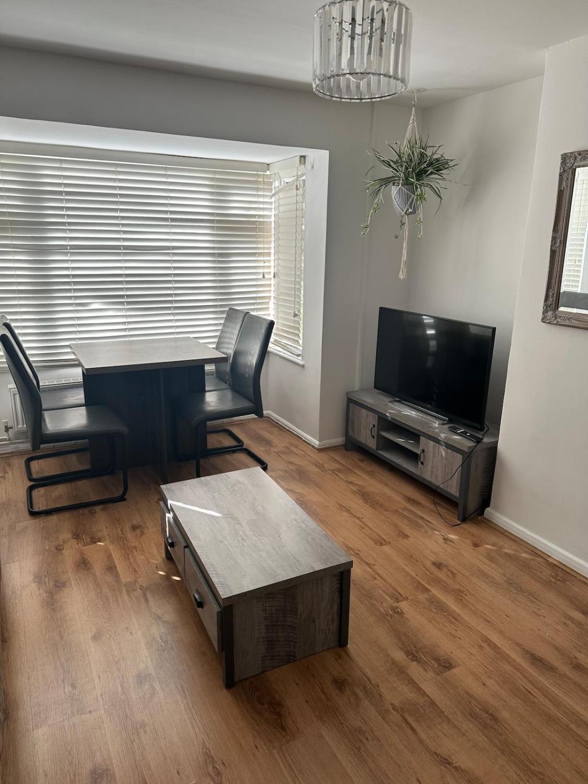 Place To Up Near The Train Station, Football Stadium, Waterfront * Ipswich