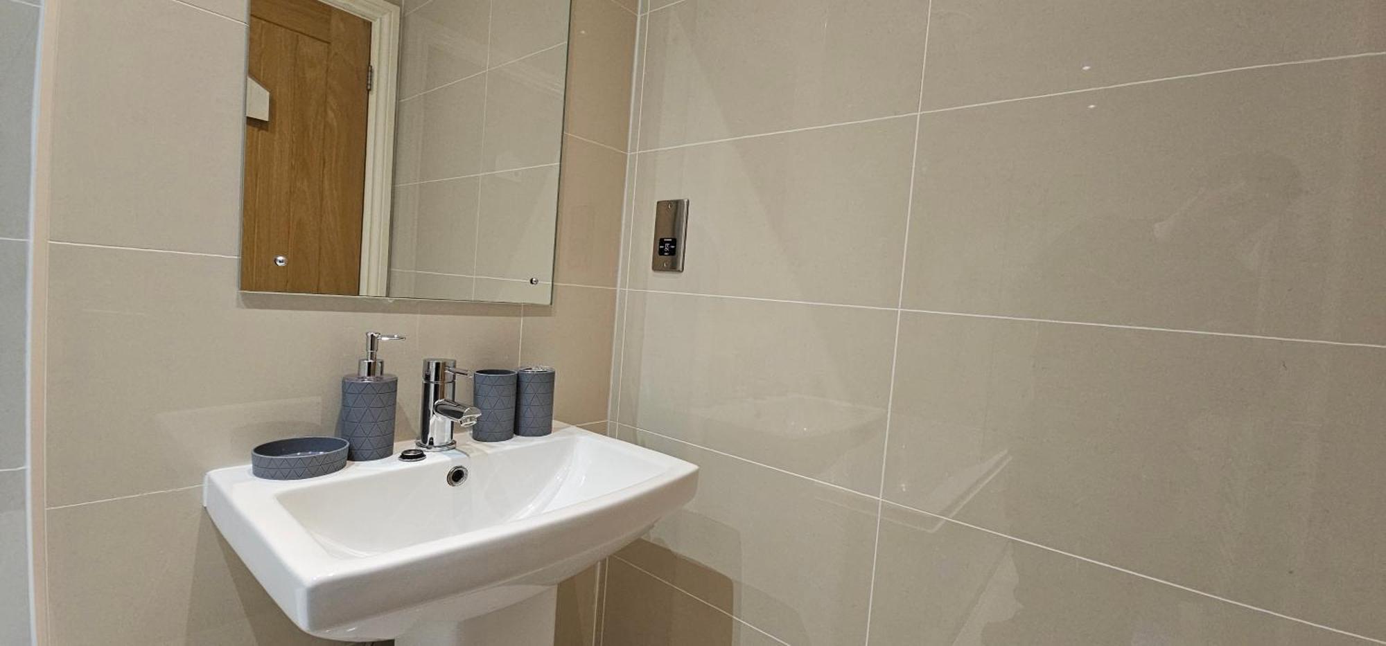Modern Town Centre Flat 12 At Christchurch Park Apartment *