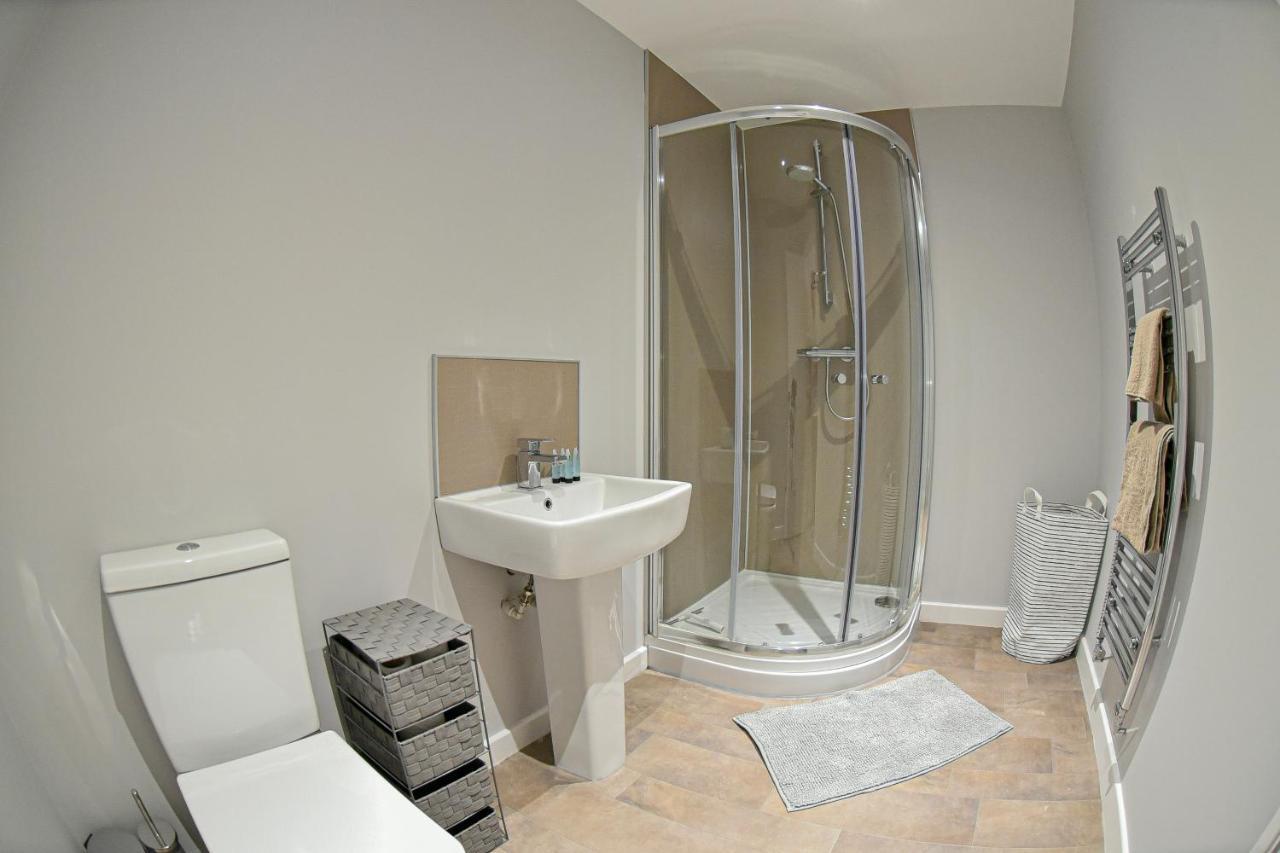 Huge - 2 Bathrooms -